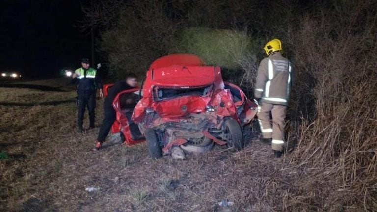 Así quedó el auto en el que iba la pareja.