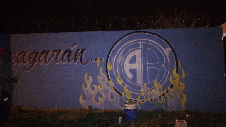 Hinchas de Belgrano pintaron el muro de la casa de Rodrigo en Argüello.