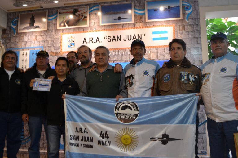 Emilio junto a Veteranos de la Guerra de Malvinas en la inauguración del homenaje permanente a los 44 Héroes del Submarino San Juan.