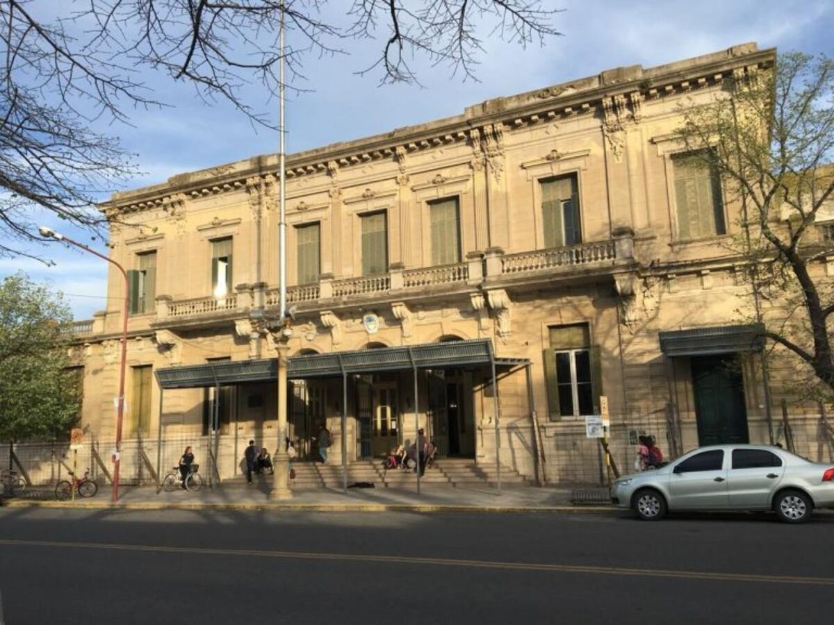 Gas pimienta en la Escuela Normal: varios alumnos atendidos en el hospital Materno