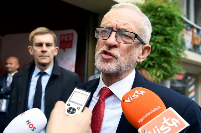 El líder del Partido Laborista, Jeremy Corbyn, habla con los medios cuando llega para asistir a una reunión en Bruselas, Bélgica, el 17 de octubre de 2019. Crédito: REUTERS / Piroschka van de Wouw.