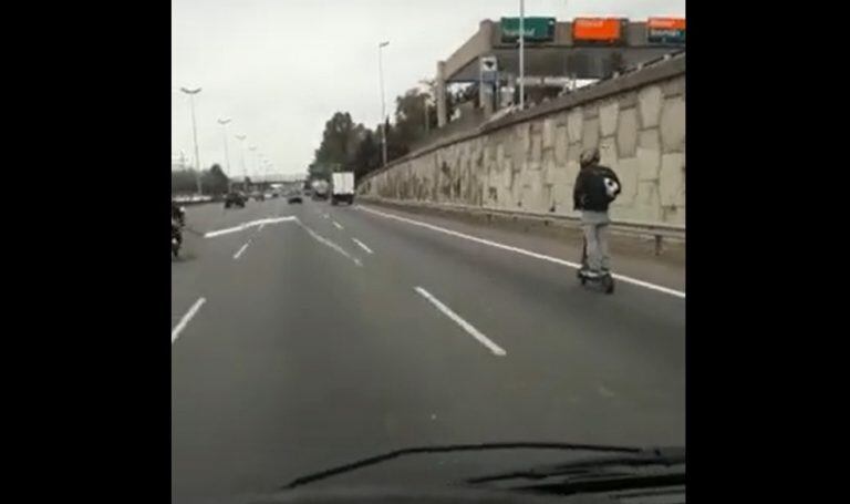 Un joven fue filmado manejando un monopatín por Panamericana a 80 km/h