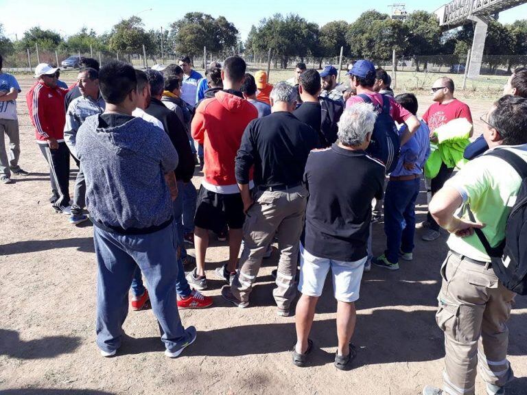 Los empleados protestan en la puerta de la planta de Villa Gobernador Gálvez