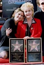 FILE PHOTO: Actress Debbie Reynolds poses with her daughter actress Carrie Fisher (L) after Reynolds star in the live theatre and stage category was unveiled on the Hollywood Walk of Fame during ceremonies January 13. REUTERS/File Photo eeuu Debbie Reynolds Carrie Fisher fallecimiento muerte actriz fallecio murio artista fotos de archivo