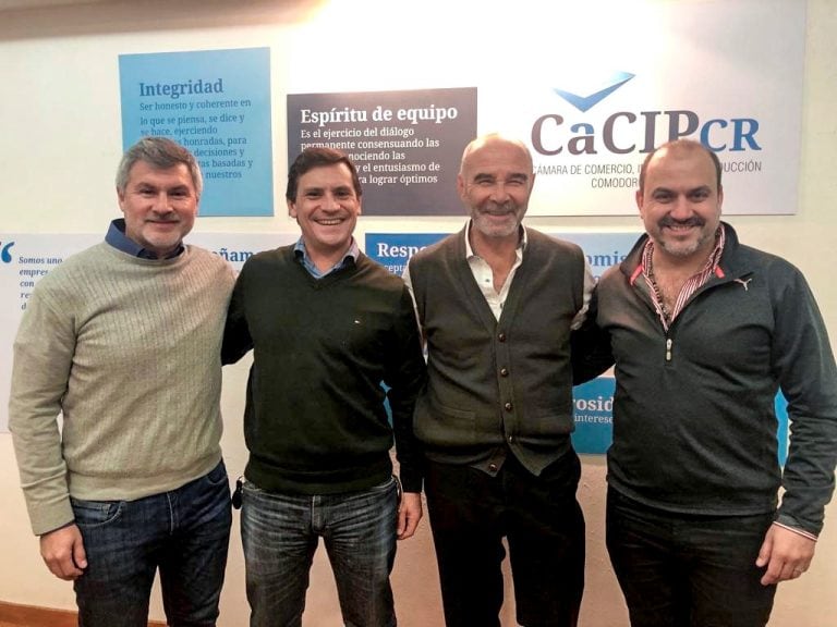 El precandidato de NOS junto a autoridades de la Cámara de Comercio de Comodoro