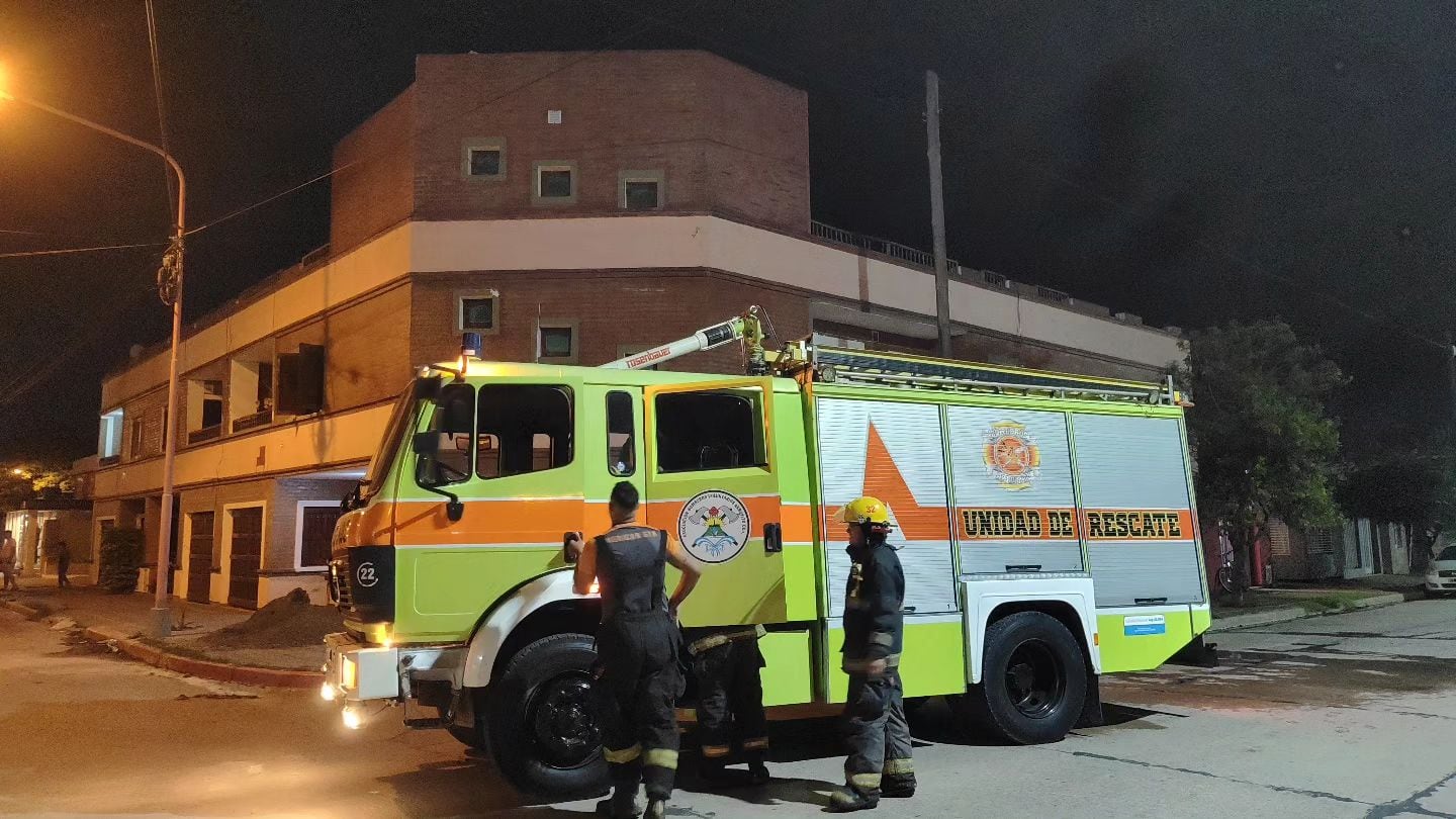 Incendio en vivienda en Arroyito Bomberos Voluntarios