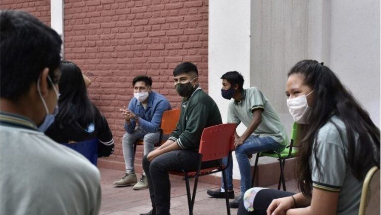 Este lunes, estudiantes de escuelas primarias y secundarias de Jujuy volvieron a las aulas, ajustándose a estrictas medidas de bioseguridad.