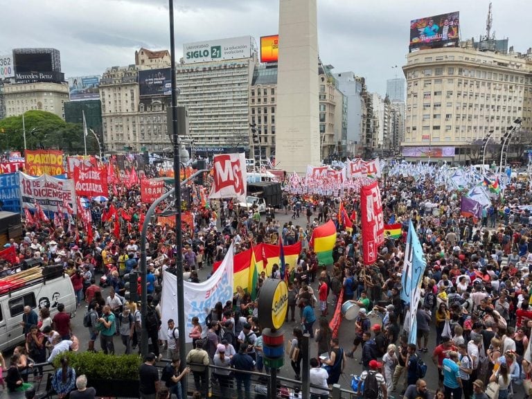 La concentración en el Obelisco comenzó pasadas las 12. (Clarín)