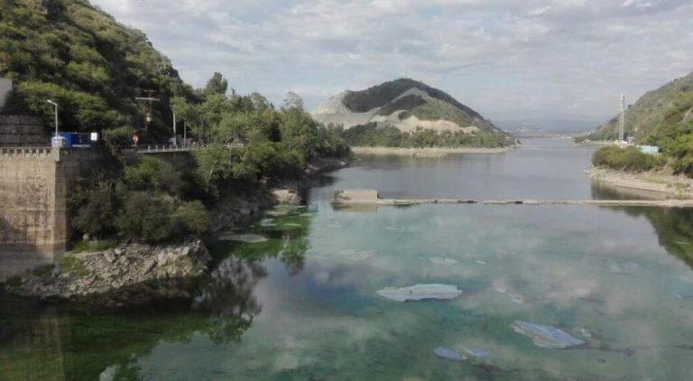 Así se acumularon las algas en la zona del Dique San Roque.