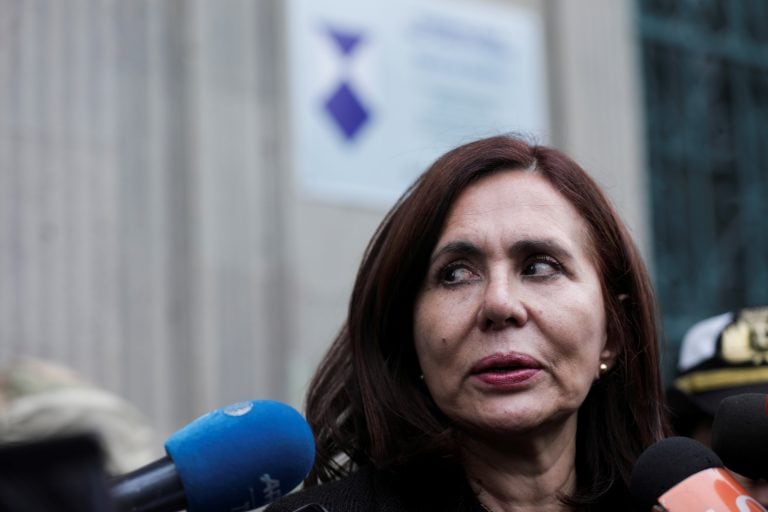 La nueva ministra de Relaciones Exteriores de Bolivia, Karen Longaric, habla con los medios de comunicación frente al Palacio Presidencial en La Paz, Bolivia, 14 de noviembre de 2019. Crédito: REUTERS / Luisa González.