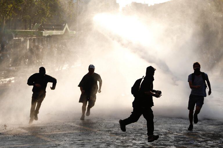 Carabineros dispersan a los manifestantes. (EFE)