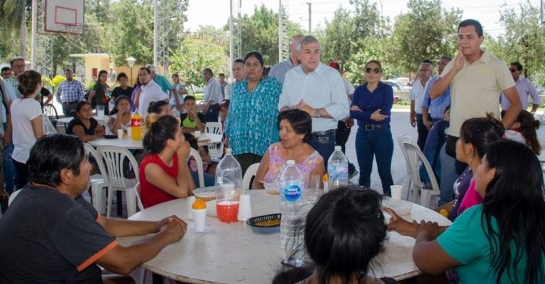 El gobernador Morales concurrió al lugar donde estaban las familias vecinas del ingenio que fueron evacuadas el miércoles por seguridad. Allí les comunicó que pasado el peligro, ya podían regresar a sus viviendas.