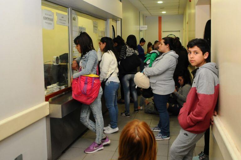 Las guardias colapsaron ante la alerta epidemiológica. Foto: Diego Waldmann.