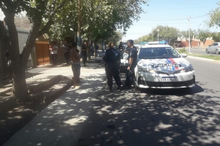 El personal policial tras detener a Berón.