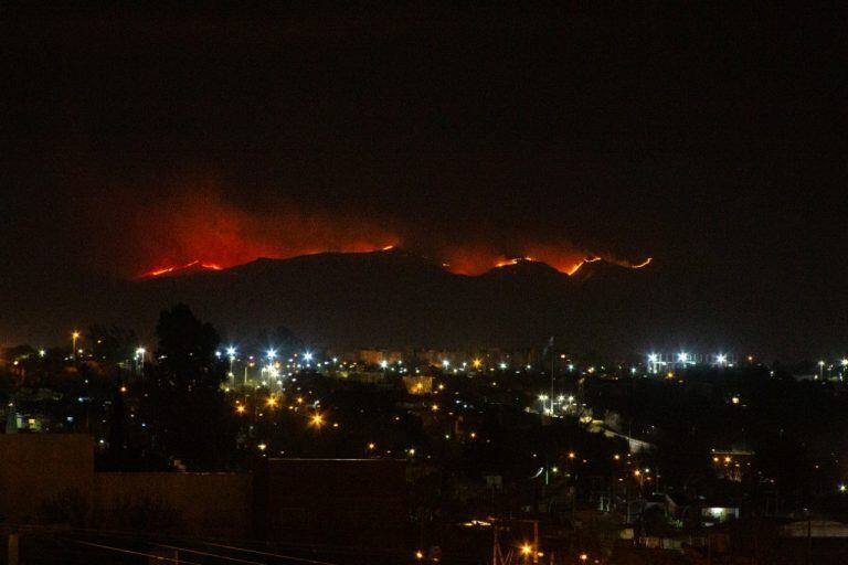 El resplandor del incendio, desde las torres de Gama en avenida Colón.