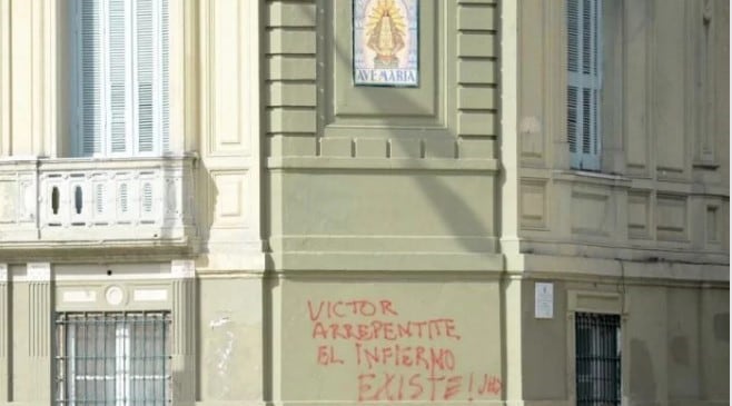 Desconocidos realizaron pintadas en el frente del Arzobispado de La Plata (web).