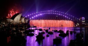 Fireworks explode over the Sydney Opera House and Harbour Bridge during an early evening display in the lead up to the main New Year's Eve fireworks in Sydney, Australia, December 31, 2016.  REUTERS/Jason Reed     TPX IMAGES OF THE DAY