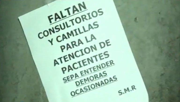 La guardia quedó empapelada con afiches que advertían sobre las demoras. (Canal 3)