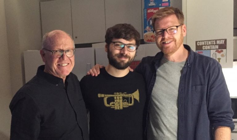 Glen Keane, director de "Over the Moon", junto al animador Agustín Ross Beraldi y al co-director John Kahrs. (Netflix/Prensa Mazalan)