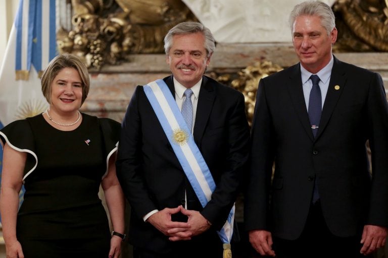 Alberto Fernandez y el presidente de Cuba Miguel Díaz-Canel. (AP)