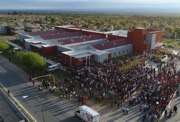 Cientos de vecinos asistieron a la inauguración del nuevo hospital merlino.