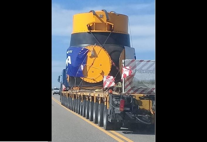 El equipo mide 42 metros de largo y va con vehículos de apoyo a muy baja velocidad, por ello se recomienda un manejo cauteloso a quienes transiten por esta vía nacional.