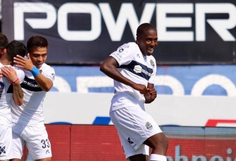 Jan Carlos Hurtado festeja un gol de Gimnasia. (@gimnasiaoficial)