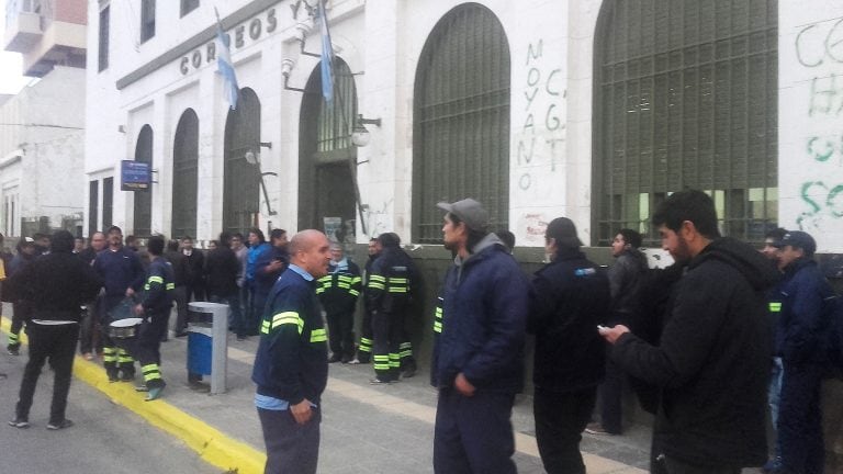 Los trabajadores reclaman la mesa paritaria.