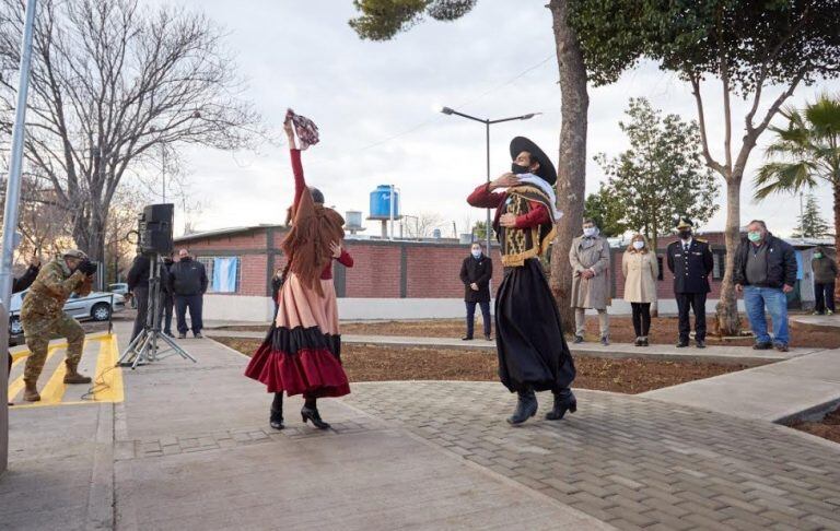 La pareja del Ballet Estable Municipal, dirigido por el maestro Hugo Luna, interpretó la zamba "La artillera" de Pancho Figueroa.