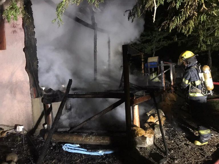 El fuego consumió la vivienda y los daños fueron totales.