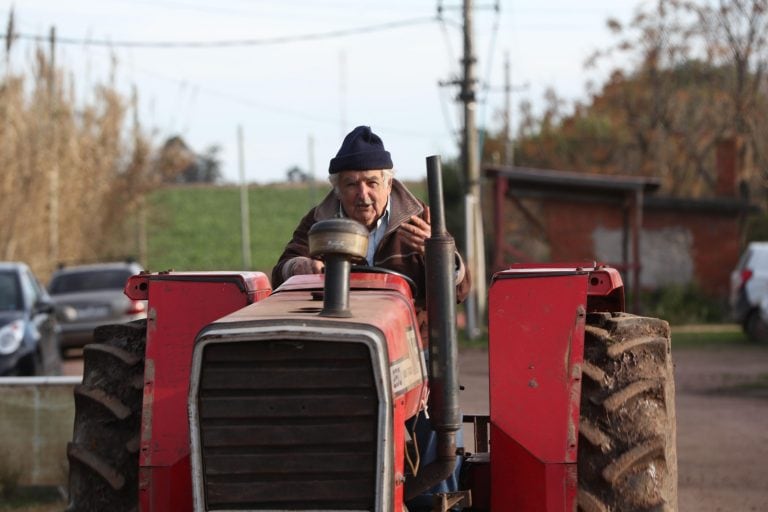 El expresidente de Uruguay José Mujica maneja su tractor (crédito: EFE/Raúl Martínez).