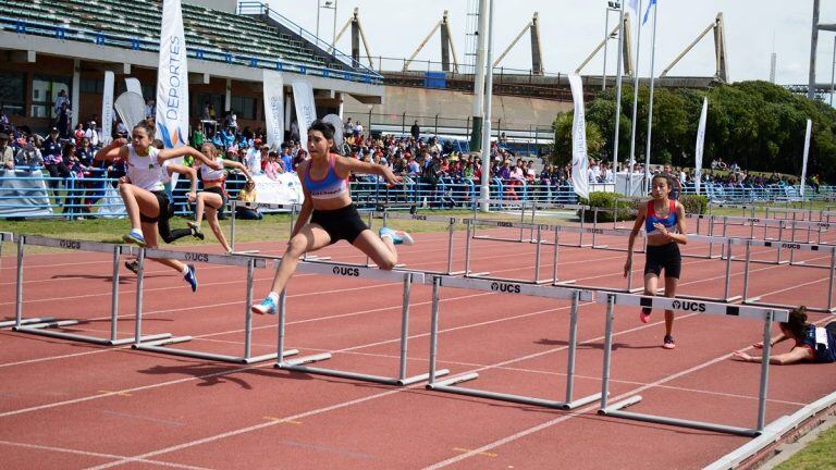 Magalí en plena carrera final de los 80 metros con vallas Sub 14 en la que ganó la medalla plateada. (Misiones Online)