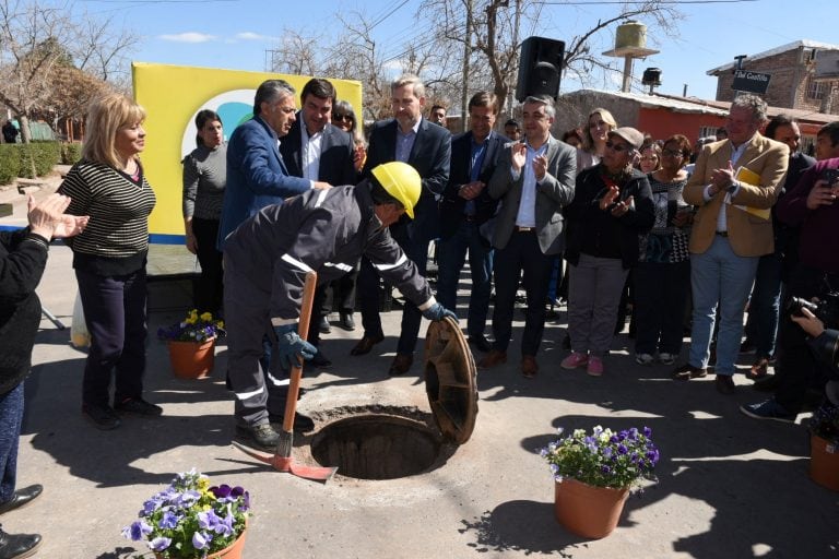 Alfredo Cornejo y Rogelio Friegerio en la inauguración de una obra de cloacal en Luján de Cuyo