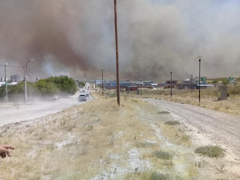 Preocupante incendio en Las Grutas: evacuaron a los vecinos