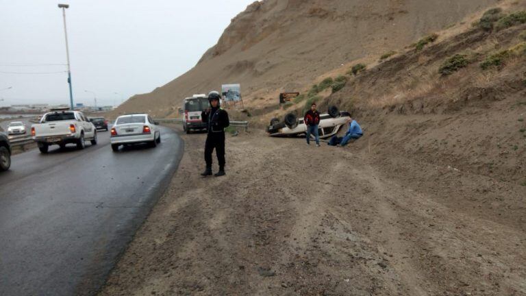 El vehículo quedó a un costado de la ruta.