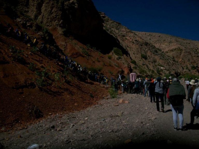 La severidad del terreno y la falta de oxígeno en las montañas, no menguan la devoción de los jujeños.