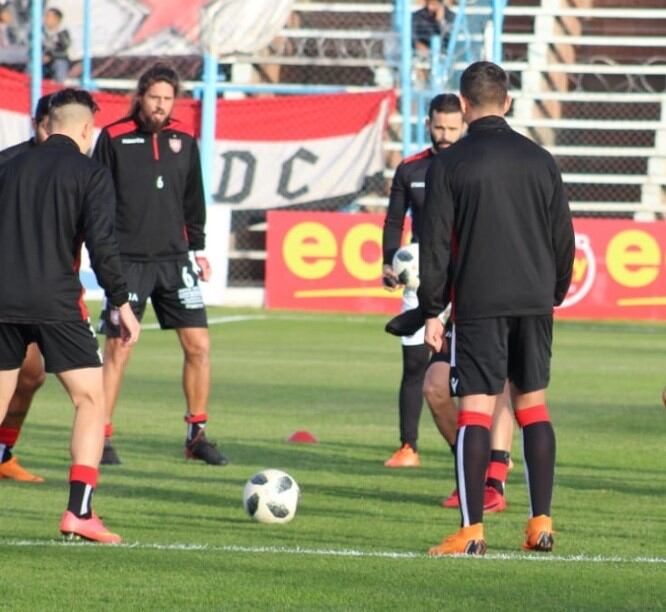 Chacarita ya está en el campo de juego.