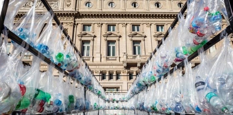 Laberinto de botellas en el Teatro Colón