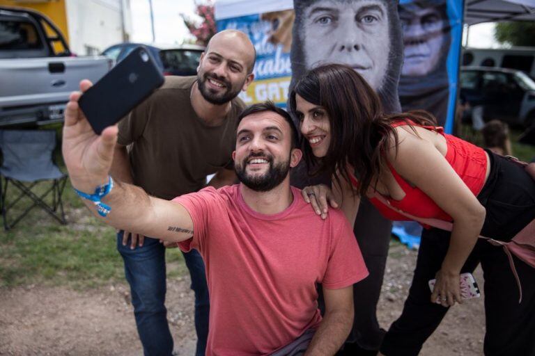 Los diputados Donda y Grosso realizaron esta intervención en el Cosquín Rock, poniéndole un cascabel al gato, en este caso con la imagen de Macri.