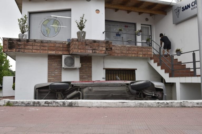 El insólito vuelco se produjo en el barrio Tablada Park, en la ciudad de Córdoba.