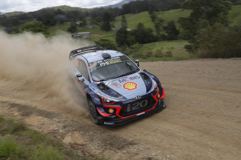 Neuville quedó octavo al cabo del sábado, a unos 50 segundos de Ogier. Mientras esté detrás del francés en la general, el piloto de Hyundai no tiene chances de ser campeón.