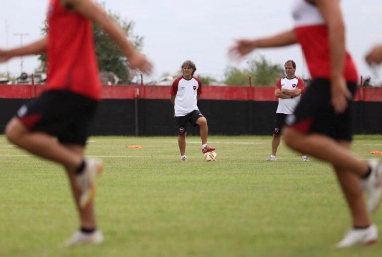 Héctor Bidoglio espera la llegada de nuevas incorporaciones. (@canoboficial)