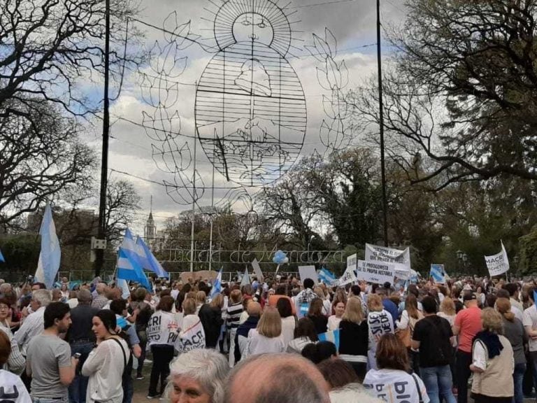 El punto de encuentro en el escudo de la plaza Independencia. Foto: gentileza.