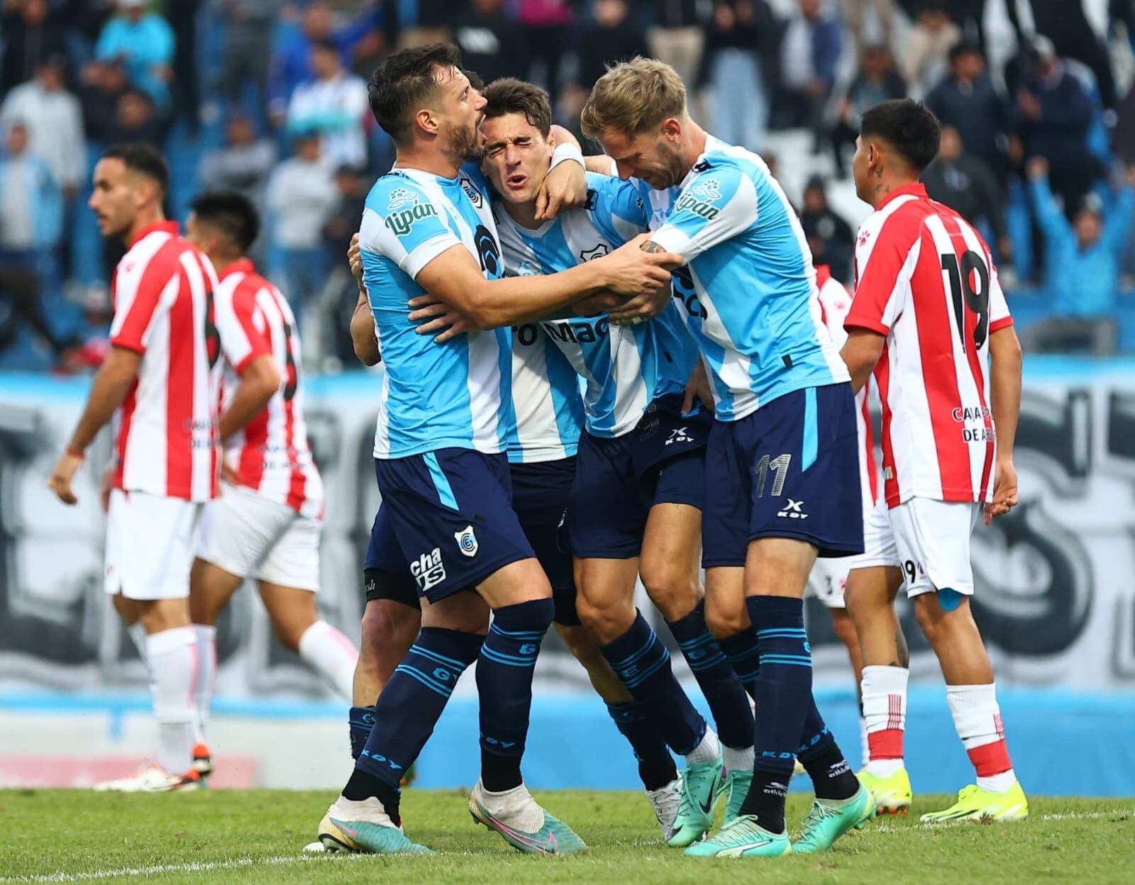 Mauro Albertengo, con gesto de dolor en su rostro, es saludado por sus compañeros luego de anotar el 2 a 0 final.