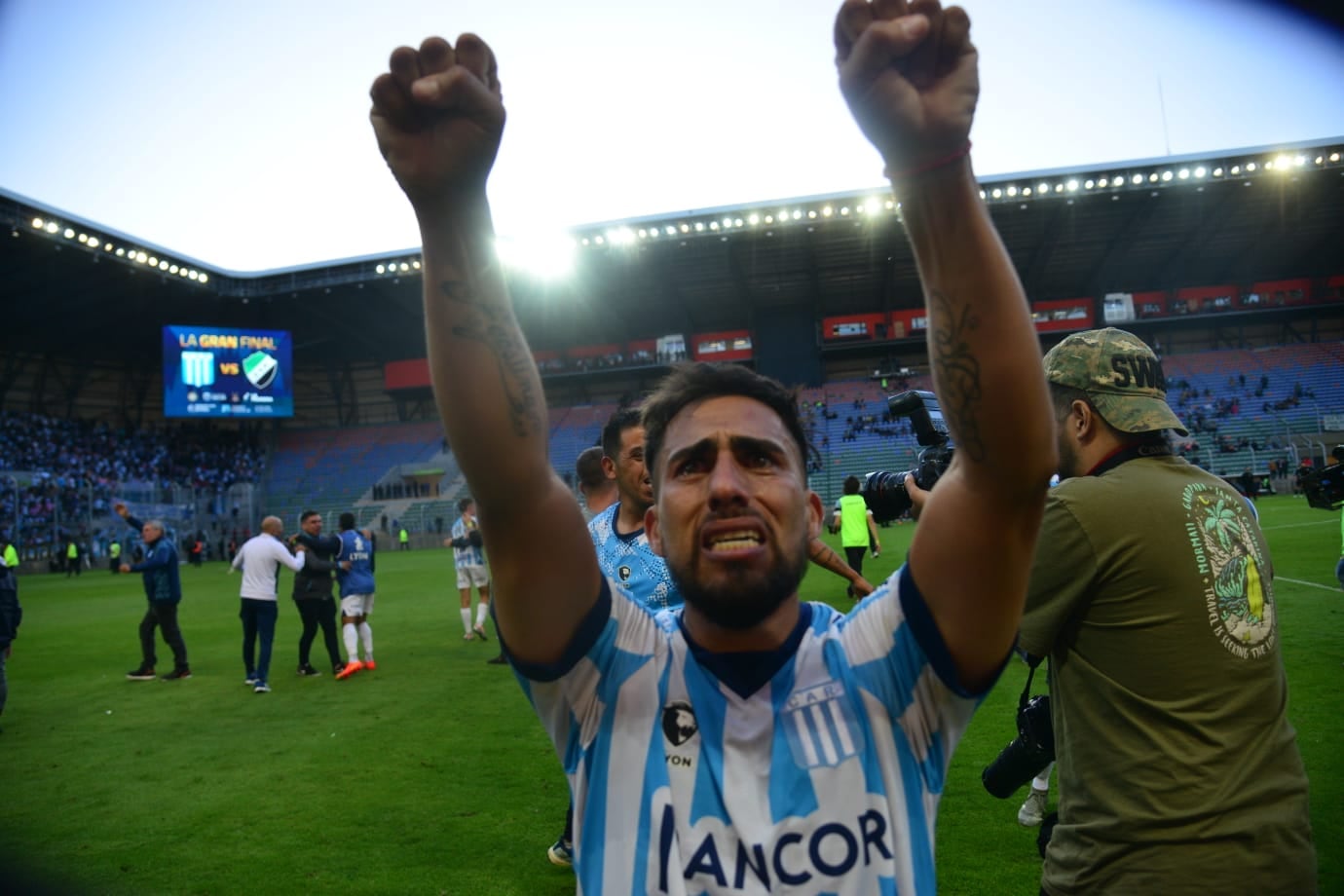 El volante y capitán no dudó en patear el tiro definitorio y fue uno de los que festejó con todo el ascenso a la Primera Nacional