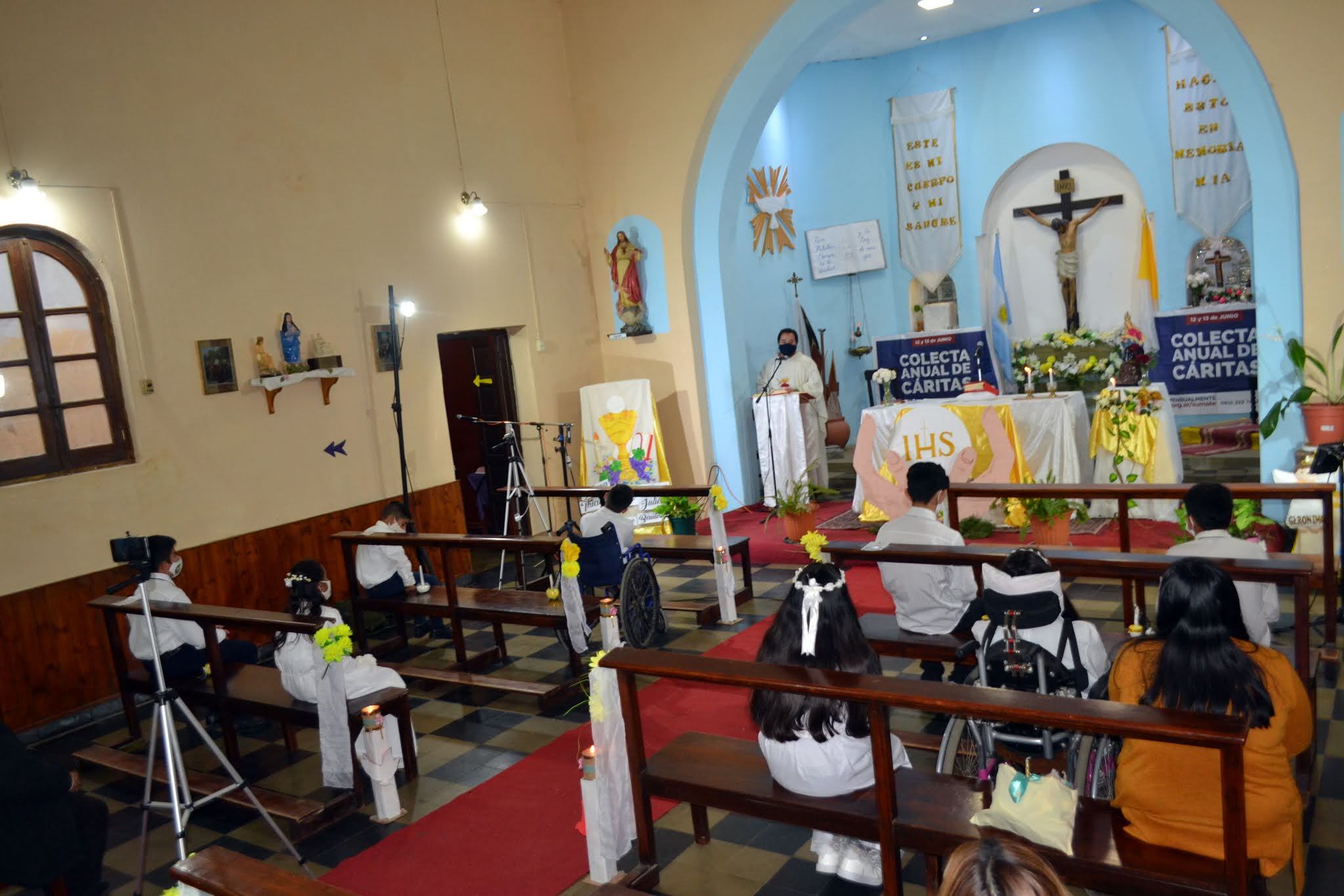 Los niños se preparan con la catequesis para recibir la Primera Comunión.