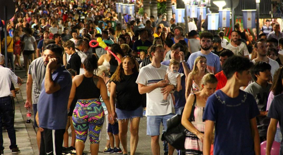 Amplia oferta. La peatonal de Carlos Paz, donde se halla la mayoría de los teatros y donde se publicitan obras y artistas. (La Voz)