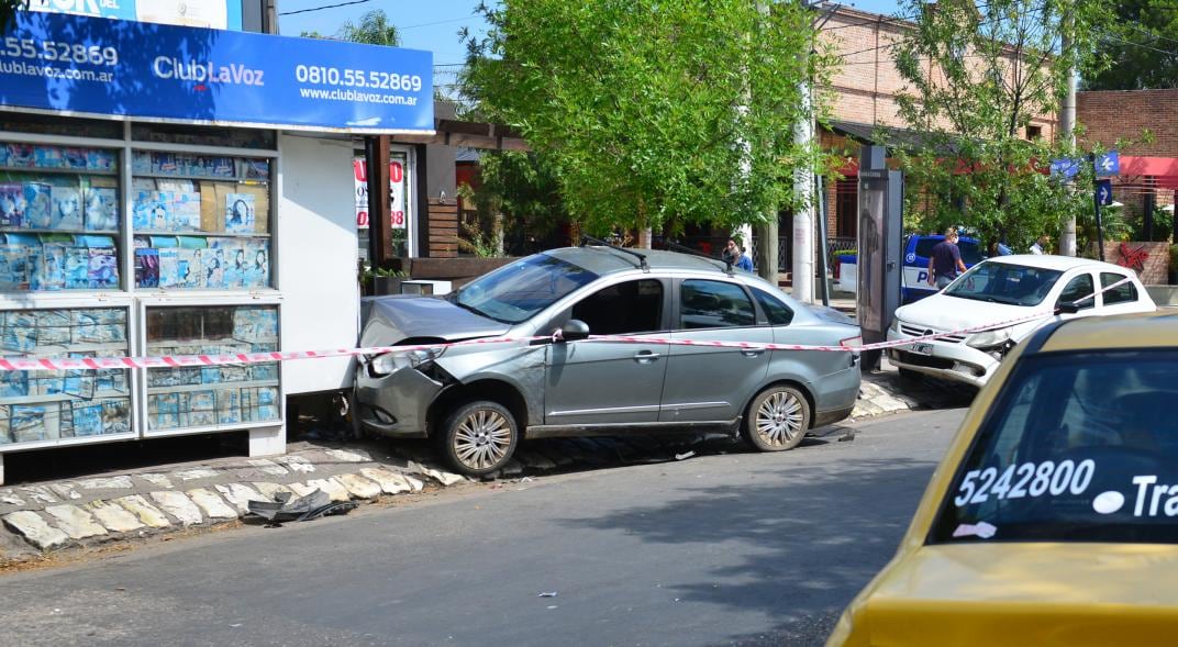 Un auto terminó incrustado en un quiosco de diarios (José Hernández)