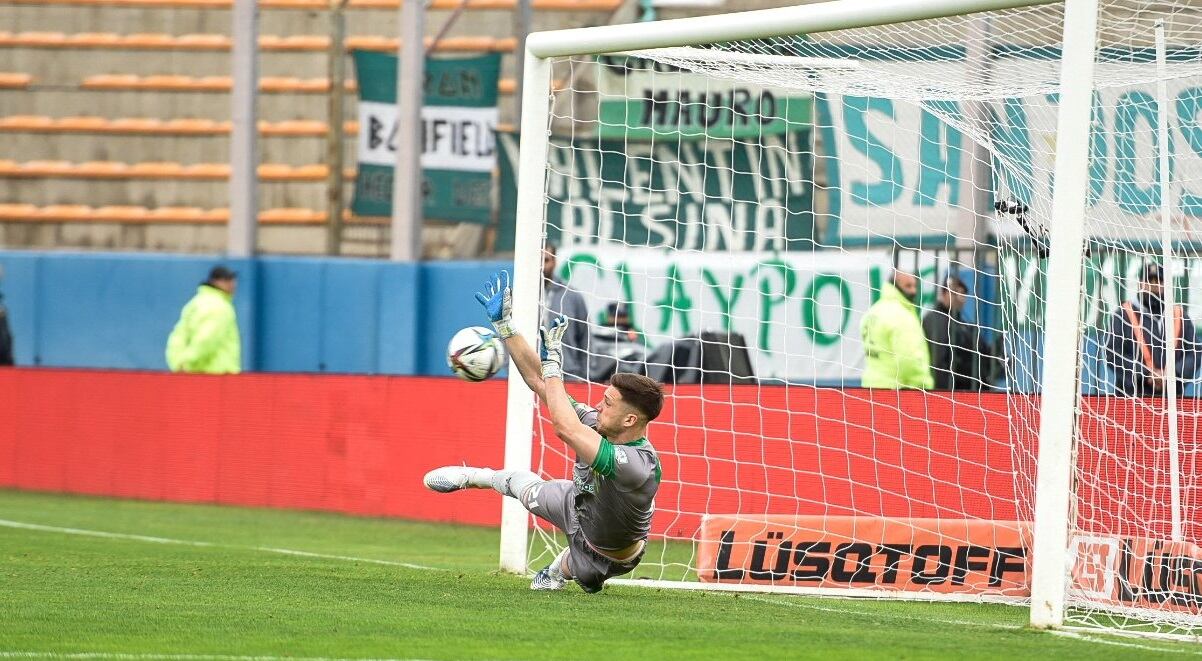 Facundo Cambeses, atajó 4 penales ante Godoy Cruz por la Copa Argentina y metió al Taladro en las semifinales.