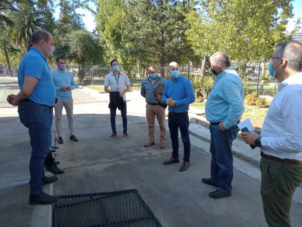 El intendente de Carlos Paz junto a autoridades de Jesús María, en inmediaciones de la Sala de Monitoreo de Seguridad.